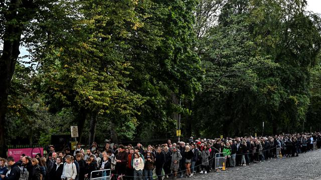 Makna Mahkota di Atas Peti Mati Ratu Elizabeth II Saat Dibaringkan di Skotlandia