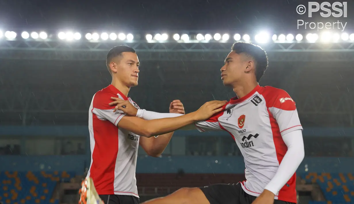 Pemain Timnas Indonesia, Jay Idzes (kiri) melakukan pemanasan bersama Marselino Ferdinan saat berlatih menjelang laga Kualifikasi Piala Dunia 2026 melawan China yang berlangsung di Stadion Qingdao Tiantai, China pada Minggu (13/10/2024) malam waktu setempat. (Dok. PSSI)