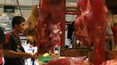 Pedagang daging sapi menunggu pembeli di Pasar Senen, Jakarta, Selasa (29/5). Rata-rata pedagang masih menjual daging sapi seharga Rp 120 ribu per kilogram. (Liputan6.com/Angga Yuniar)