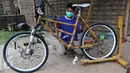 Pekerja tengah membuat sepeda dari bahan baku bambu di Akademi Bambu Nusantara (ABN) di BSD, Tangerang Selatan, Selasa (06/9). (Liputan6.com/Angga Yuniar)