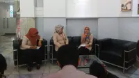 Kepala Bidang Medis Rumah Sakit Hasan Sadikin (RSHS) Zulvayanti memberikan keterangan pers, soal lima pasien dalam pengawasan ketat COVID-19 di ruang isolasi khusus Kemuning, Bandung, Senin, 9 Maret 2020. (Arie Nugraha)