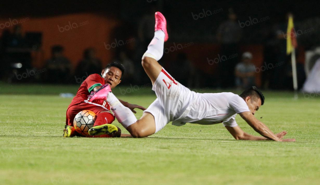 Aksi Evan Dimas menghadang laju pemain Vietnam pada laga uji coba di Stadion Maguwoharjo, Minggu (09/10/2016). (Bola.com/Nicklas Hanoatubun)