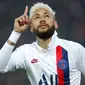 Striker Paris Saint-Germain, Neymar, melakukan selebrasi usai membobol gawang Lille pada laga Liga 1 Prancis di Stadion Metropole, Minggu (26/1/2020). Neymar persembahkan dua gol nya untuk legenda NBA Kobe Bryant. (AP/Michel Spingler)