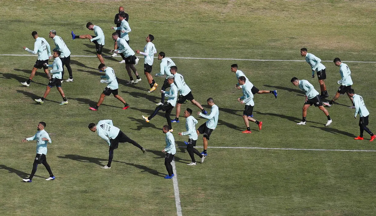 Para pemain Timnas Argentina melakukan latihan jelang laga Kualifikasi Piala Dunia 2022 di La Paz, Bolivia, Senin (12/10/2020). Argentina akan berhadapan dengan Bolivia. (AP Photo/Juan Karita)