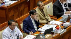 Menteri Hukum dan HAM Yasonna Laoly (tengah) mengikuti rapat kerja dengan Komisi III DPR di Kompleks Parlemen, Senayan, Jakarta, Rabu (31/5/2023). Rapat kerja ini membahas Rencana Kerja dan Anggaran (RKA-K/L) Tahun 2024. (Liputan6.com/Faizal Fanani)