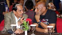 Presiden Direktur PT. Freeport Indonesia, Chappy Hakim (kiri) berbincang dengan Ketua Umum Persipura, Benhur Tomi Mano jelang penyerahan bonus di Jakarta, Jumat (6/1). Persipura menjadi juara TSC 2016 dengan 68 poin. (Liputan6.com/Helmi Fithriansyah)