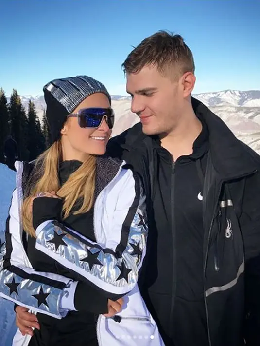 Aktor Chris Zylka berpose dengan pacarnya Paris Hilton di Pegunungan Aspen, Colorado, Amerika Serikat. Chris Zylka dan Paris Hilton telah berpacaran selama dua tahun dan mengumumkan kisah cintanya kepada publik pada Februari lalu. (Instagram/@parishilton)