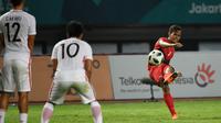 Bek Indonesia, Rezaldi Hehanusa, melepaskan tendangan ke gawang Hong Kong pada laga Asian Games di Stadion Patriot, Jawa Barat, Senin, (20/8/2018). Indonesia menang 3 - 1 atas Hongkong. (Kapanlagi.com/Agus Apriyanto)