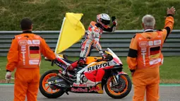 Marc Marquez tampil gemilang sejak start MotoGP Jerman. Marquez yang mengawali balapan dari posisi kelima langsung menyalip dan menguasai barisan terdepan selepas start. (Foto: AFP/Ronny Hartmann)