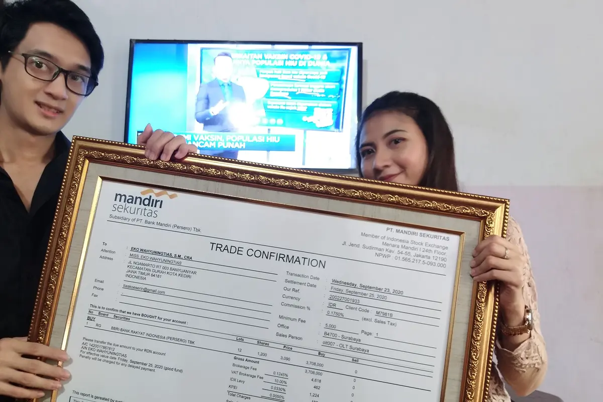 Rico Bayu Wiranata memberikan kado wisuda berupa saham kepada kekasihnya Tias. (Ist)