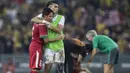 Pemain Malaysia menghibur kapten Timnas Indonesia, Evan Dimas, yang sedih karena kalah pada laga semifinal SEA Games di Stadion Shah Alam, Selangor, Sabtu (26/8/2017). Indonesia kalah 0-1 dari Malaysia. (Bola.com/Vitalis Yogi Trisna)