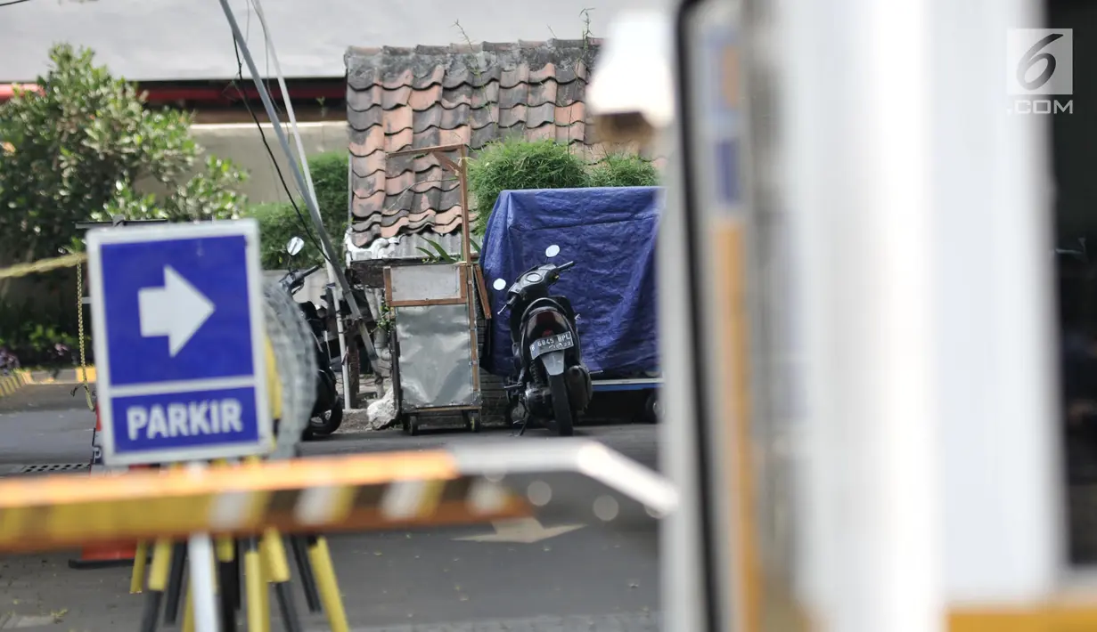 Kondisi sebuah rumah usang yang berada di halaman belakang apartemen Thamrin Executive Residence, Kebon Melati, Jakarta, Minggu (22/9/2019). Puncaknya 2009-2010, area yang dulunya merupakan permukiman warga pun rata dengan tanah dan berganti gedung apartemen. (merdeka.com/Iqbal S Nugroho)