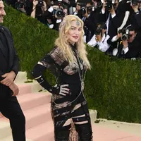 Madonna dalam balutan busana bondage di Met Gala (via dailymail.co.uk)
