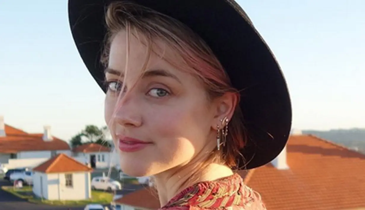 Bahkan pemilik akun lainnya pun memuji punggung Amber. Ia mengatakan bahwa punggung Amber sangat bagus. Lucunya, ada satu akun yang justru hanya fokus pada pohon kelapa yang ada di depan Amber. (Instagram/amberheard)