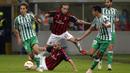 Pemain Real Betis, Sergio Canales, berusaha melewati pemain AC Milan pada laga Liga Europa di Stadion San Siro, Kamis (25/10/2018). AC Milan takluk 1-2 dari Real Betis. (AP/Antonio Calanni)