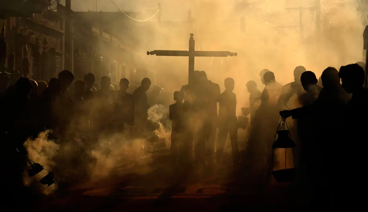 Umat Katolik membakar dupa selama prosesi Jesus de La Merced di Guatemala City (5/8). Acara ini merupakan perayaan 300 tahun pengudusan di Guatemala City. (AFP Photo/Johan Ordonez)