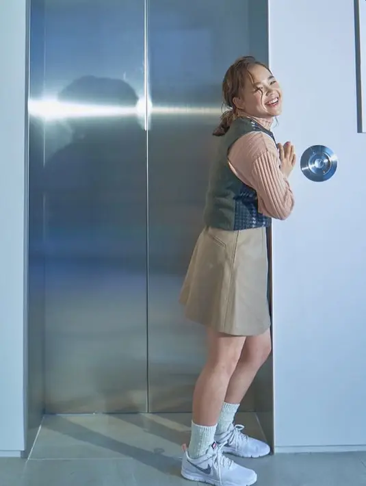 Atlet Senam Korea Selatan, Yeo Seo-jeong cetak sejarah di Olimpiade Tokyo 2020, karena meraih perunggu untuk pertama kalinya bagi negara gingseng tersebut. Keseharia, ia tampak mengenakan vest sebagai outer, dipadukan tutrleneck pink. Untuk bawahan ia memilih menggunakan mini skirt. Instagram yeo_se