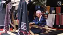 Perajin memeragakan proses penenunan kain di Festival Sarung Indonesia 2019, Plaza Tenggara Kompleks GBK, Jakarta, Minggu (3/3). Festival ini untuk menghidupkan kesadaran generasi muda akan kekayaan budaya Indonesia. (Liputan6.com/Helmi Fithriansyah)