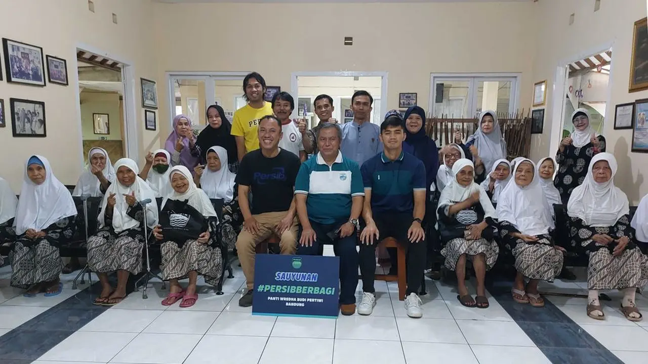 Berbagi di Bulan Ramadhan, Persib Bandung Kunjungi Panti Sosial Tresna Wreda Budi Pertiwi