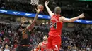 Pebasket Cleveland Cavaliers, LeBron James, berebut bola dengan pebasket Chicago Bulls, Lauri Markkanen, pada laga NBA di United Center, Selasa (5/12/2017). Cleveland Cavaliers menang 113-91 atas Chicago Bulls. (AP/Charles Rex Arbogast)