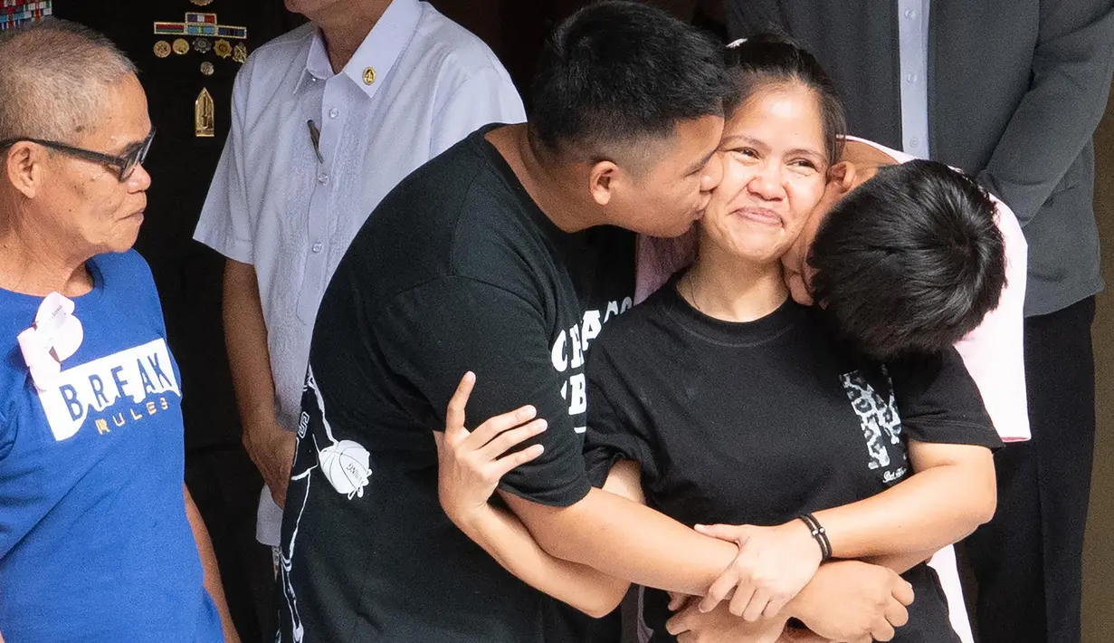 Sebelumnya, pada Jumat (6/12/2024), Menteri Koordinator (Menko) Imipas RI Yusril Ihza Mahendra dan Wakil Menteri Urusan Hukum dan Gugusan Penghubung Filipina Raul Vasquez menandatangani pengaturan praktis atau practical arrangement antara pemerintah Indonesia dan Filipina. (TED ALJIBE/AFP)