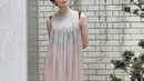 Renata tampil elegan dengan dress flowy sheer putih sleeveless dari brand saya.tales. Dipadukan inner tanktop hitam dan sandalnya.  [@renata711]