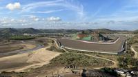 Suasana Sirkuit Mandalika dilihat dari atas Bukit Seger, Lombok, Jumat (11/8/2023) yang menjadi spot menarik menyaksikan balapan. (Bola.com/Iqri Widya)
