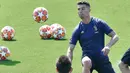 Striker Juventus, Cristiano Ronaldo, melakukan sesi latihan jelang laga Liga Champions di Turin, Selasa (9/4). Juventus akan berhadapan dengan Ajax Amsterdam. (AP/Alessandro Di Marco)
