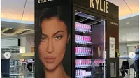 Produk kosmetik Kylie Jenner di vending machine. (dok.Instagram @kyliejenner/https://www.instagram.com/p/B421ZnBpcK_/Henry)