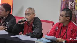 Kepala BSPN PDIP Arif Wibowo (tengah) bersama Sekjen PDIP Hasto Kristiyanto dan Ketua Bidang Bappilu DPP PDI Perjuangan (PDIP), Bambang DH mengumumkan hasil pemilihan presiden 2019 dan legislatif di kantor DPP PDIP, Jakarta Pusat, Senin (22/4). (Liputan6.com/Faizal Fanani)