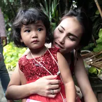 Ayu Ting Ting hadir bersama putrinya di acara ulangtahun anak kedua Nia Ramadhani dan Ardi Bakrie, Mainaka Zanatti Bakrie. Ulangtahun pertama anak Nia itu digelar dikediamannya Kawasan Menteng, Jakarta Pusat, Sabtu (19/11). (Nurwahyunan/Bintang.com)