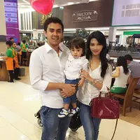 Bryan Jordan McKenzie dan Irena Justine saat mengajak anak mereka Juna; jalan-jalan. (Dok. Brayn McKenzie)
