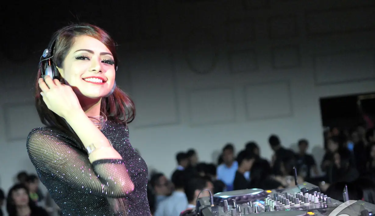 DJ Yasmine memamerkan senyum manisnya di Clear Black Party, Jakarta. Foto diambil pada Jumat (14/11/2014) (Liputan6.com/Panji Diksana)