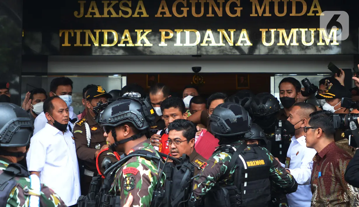 Tersangka kasus Pembunuhan berencana Nofriansyah Yosua Hutabarat atau Brigadir J , Ferdy Sambo keluar dari gedung Jaksa Agung Muda  Tindak Pidana Umum, Jakarta, Rabu (5/10/2022). Kasus pembunuhan berencana Brigadir J akan dilimpahkan penyidik polri ke Kejagung , bahwa berkas  perkara tersebut  telah lengkap. (merdeka.com/Imam Buhori)