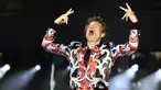 Vokalis The Rolling Stones, Mick Jagger saat tampil dalam konser bertajuk No Filter di The Velodrome Stadium, Marseille, Prancis, Selasa (26/6). (AFP PHOTO / Boris Horvat)
