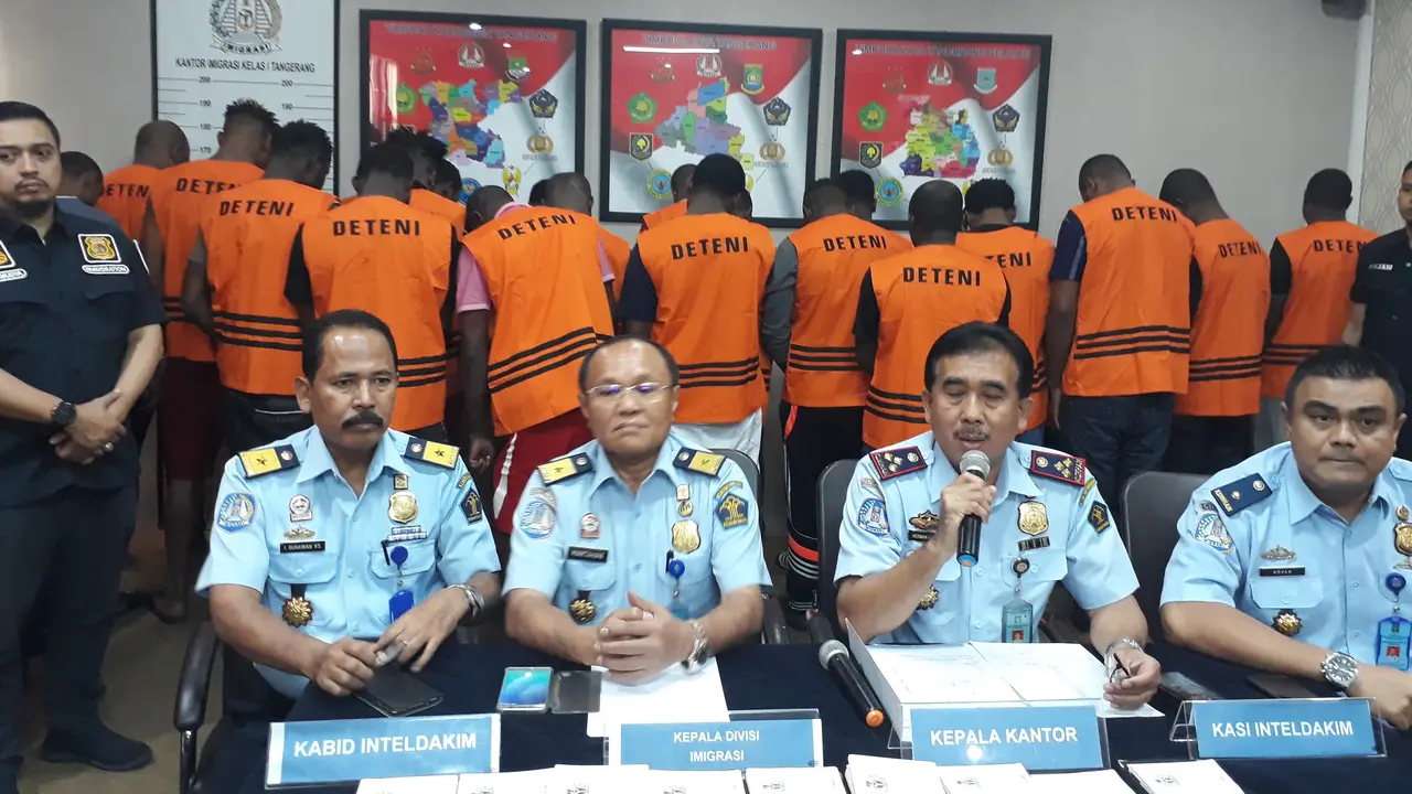 26 warga negara (WN) Afrika yang diduga melakukan praktik Cyber Crime, diamankan Kantor Imigrasi Klas I Tangerang. (Liputan6.com/Pramita Tristiawati)