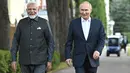 Perdana Menteri India Narendra Modi (kiri) dan Presiden Rusia Vladimir Putin berjalan saat pertemuan informal di kediaman Novo-Ogaryovo, di luar Moskow, Rusia, Senin (8/7/2024). (Sergei Bobylev, Sputnik, Kremlin Pool Photo via AP)