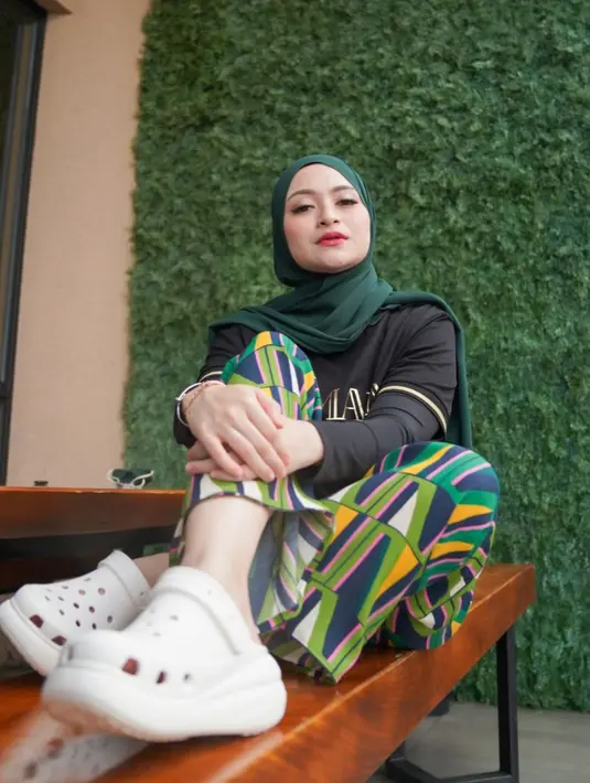 Dalam berbagai kesempatan Nathalie Holscher memastikan perceraian tak akan membuat Sule susah ketemu si bungsu. Pintu silaturahmi tetap terbuka lebar untuk sang komedian. “Bebas dong, di mana-mana aku selalu bilang bahwa Adzam ini terbuka pokoknya,” kata Nathalie Holscher kami lansir dari video interviu di kanal YouTube KH Infotainment, Rabu (3/8/2022). (Foto: Dok. Instagram @nathalieholscher)