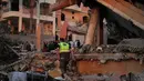 Serangan udara Israel menghantam sejumlah wilayah, termasuk area permukiman di Tayr Debba, Lebanon Selatan, Kamis 6 November 2025. Tampak dalam foto, seorang anggota pertahanan sipil memeriksa puing-puing bangunan yang hancur akibat serangan udara Israel di desa Teir Debba, Lebanon Selatan, Kamis 6 November 2025. (AP Photo/Mohammad Zaatari)