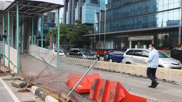 Gubernur DKi Jakarta Anies Baswedan meninjau sejumlah fasilitas umum yang hancur saat Demo UU Cipta Karya, Kamis, 8 Oktober 2020. (Dok: Humas Pemprov DKI