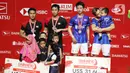 Pebulutangkis Indonesia, Kevin Sanjaya Sukamulio/Marcus Fernaldi Gideon bersama Hendra Setiawan/Mohammad Ahsan usai laga final ganda putra Indonesia Masters 2020 di Istora GBK, Jakarta, MInggu (19/1/2020). Kevin/Markus unggul 21-15 21-16. (Liputan6.com/Helmi Fithriansyah)