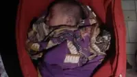 Bayi berjenis kelamin perempuan ditemukan di teras rumah salah seorang warga di Dusun 2 RT 12/04, Desa Kalibuaya, Kecamatan Telagasari, Karawang, pada Kamis malam (26/12/2019). (Liputan6.com/ Abramena)