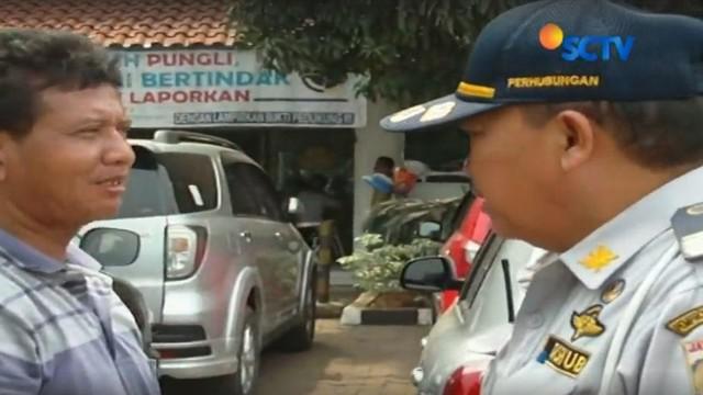 Pengendara mobil mencoba menyuap petugas Dishub Jakarta Barat dengan uang sebesar Rp 100 ribu agar mobilnya tak diderek.