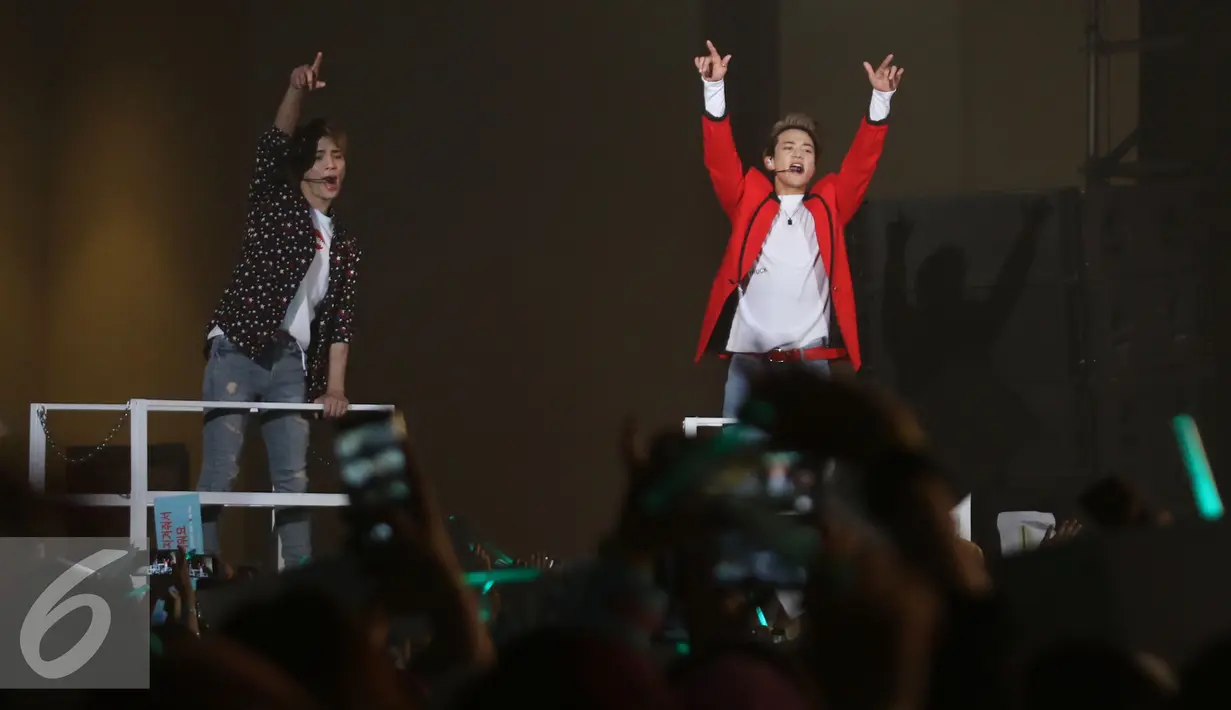 oy band SHINee menghibur penggemarnya saat konser bertajuk "SHINee World V in Jakarta" di kawasan Kemayoran, Jakarta, Sabtu (12/11). SHINee tampil dengan membawakan 30 lagu dan album baru mereka 1 of 1. (Liputan6.com/Herman Zakharia)