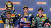 Pembalap PATA Yamaha with Brixx WorldSBK, Toprak Razgatlioglu, berhasil menyapu bersih kemenangan pada WorldSBK Mandalika 2022. Dia sukses finis terdepan pada Race 1 dan 2, serta Superpole Race. (AFP/PANJI ANGGORO)