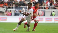 Duel sayap Malut United, Yakob Sayuri, dengan winger Persija Jakarta, Rio Fahmi, dalam laga pekan ketiga BRI Super League 2025/2026 di Jakarta International Stadium, Sabtu (23/8/2025) sore WIB. (Bola.com/Abdul Aziz)