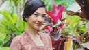Kala mengenakan baju adat Bali, Raline Shah nampak seperti gadis Bali yang anggun memesona namun tetap dalam kesederhanannya. (Instagram/ralineshah)