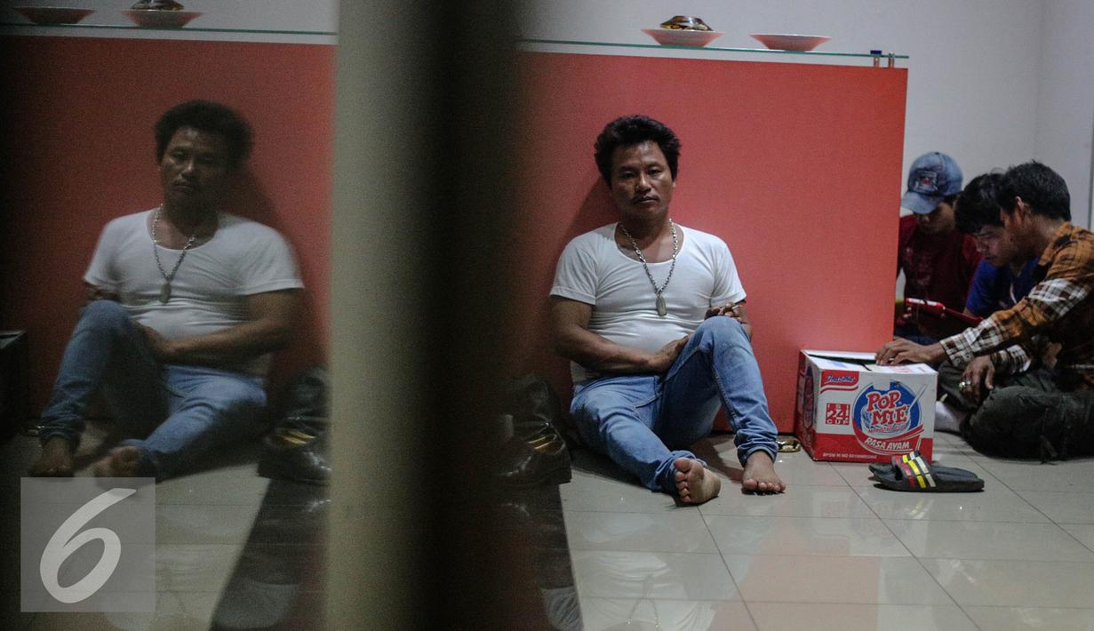 Sejumlah warga negara Myanmar beristirahat di Bareskrim Mabes Polri, Jakarta, Rabu (5/8/2015). Sebanyak 45 warga negara Myanmar dievakuasi dari hotel fiducia yang diduga menjadi korban perdagangan orang di Ambon. (Liputan6.com/Faizal Fanani)