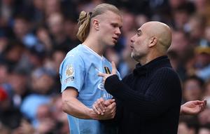 Pemain Manchester City, Erling Haaland, bersitegang dengan pelatih Pep Guardiola saat melawan Wolverhampton pada laga pekan ke-36 Premier League 2023/2024 di Stadion Etihad, Sabtu (4/5/2024). (AFP/Darren Staples)