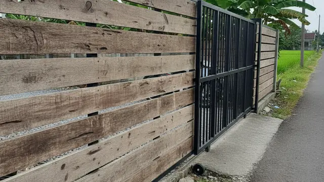 Model Pagar Rumah Ramah Lingkungan dari Kayu Daur Ulang Modern. AI